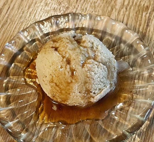 アイスクリームのラベンダーチャイシロップがけ