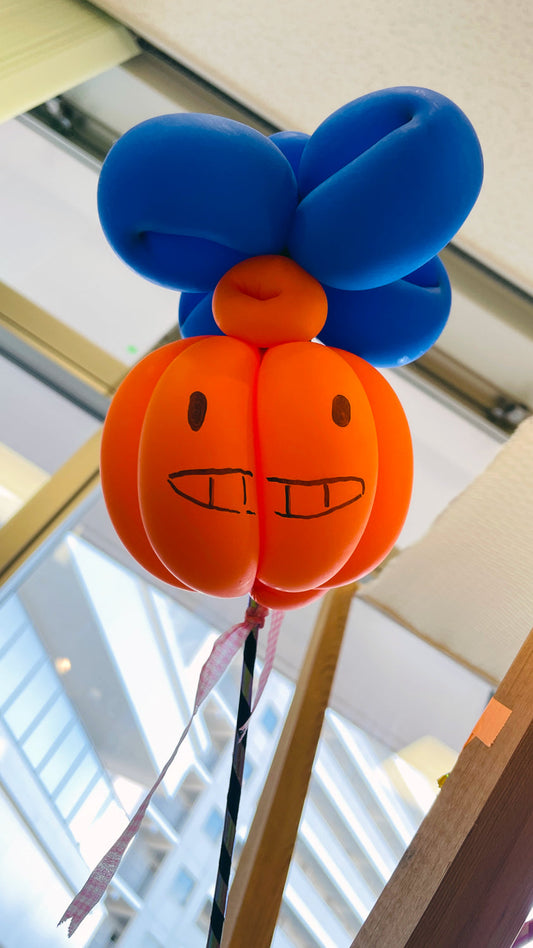 青いハットのパンプキンバルーン